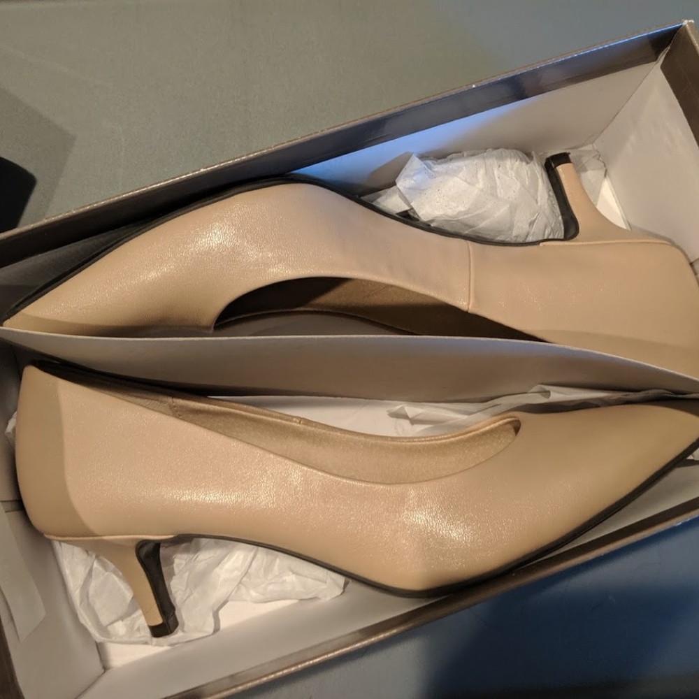 WOMENS NUDE TAN PUMPS SZ 10